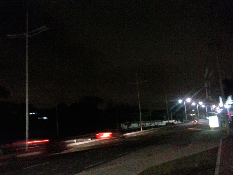 A nova avenida Pinto de Aguiar, no bairro de Pituaçu, foi
inaugurada há uma semana, no dia 18 de setembro, e os moradores já reclamam da
falta de iluminação