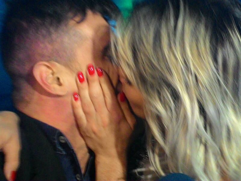 O casal não escondeu a paixão após o resultado