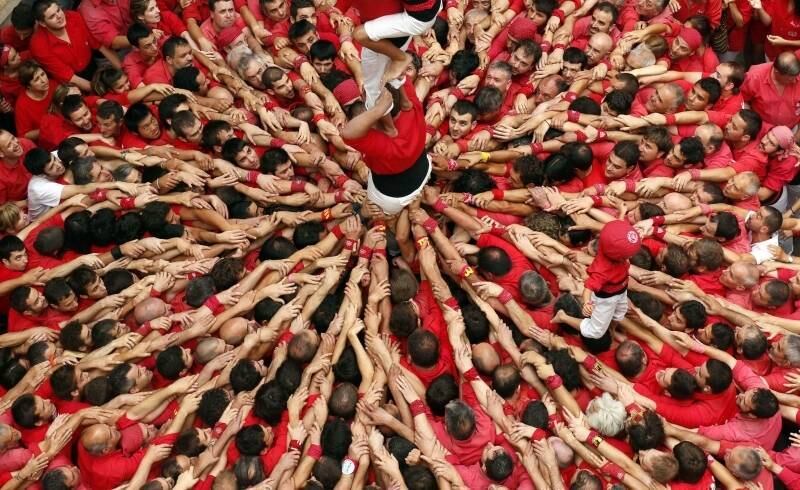 Catalães formam torre
humana durante o festival de Sant Joan, na cidade de Valls, ao sul de Barcelona,
na Espanha