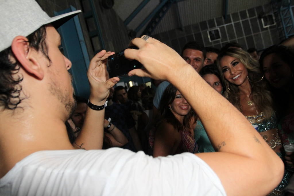 Sabrina Sato comemora aniversário na quadra da Vila Isabel