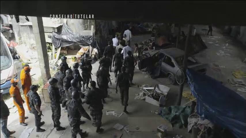 O juiz Carvalho Brito determina que eles acompanhem
uma ação de remoção da cracolândia para garantir que os menores de idade
usuários sejam acolhidos

+ Assista aos melhores momentos do penúltimo capítulo de Conselho Tutelar

+ Não perca o último capítulo de Conselho Tutelar. Veja o que vai rolar!

+ Veja imagens chocantes das cenas de violência infantil exibidas em Conselho Tutelar
