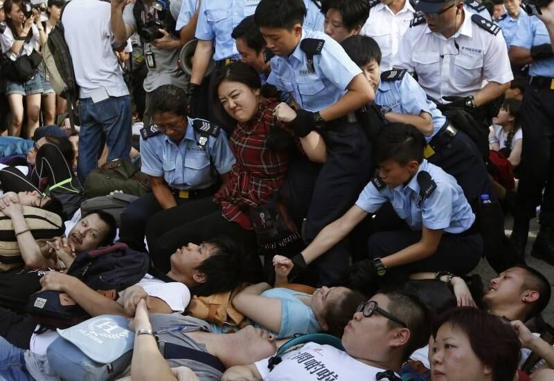 Manifestante reage ao ser
empurrada pela polícia no centro financeiro de Hong Kong, na China, após
protesto que durou toda a noite de terça para quarta-feira. A marcha, que reuniu 500 mil pessoas, foi convocada por ocasião do 17º aniversário do
retorno da ex-colônia britânica à soberania chinesa