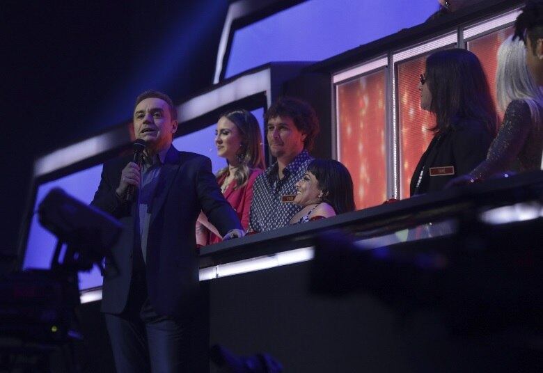 No primeiro episódio,
passaram para a semifinal Francine Môh e Evandro Moura. Já Naheda Beydoun, por
ter conseguido levantar os cem jurados, está na final do programa