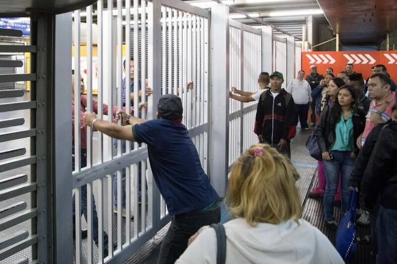 Além do ocorrido na Ana Rosa, também houve um princípio de tumulto na estação Brás. Um usuário tentou derrubar um portão de acesso