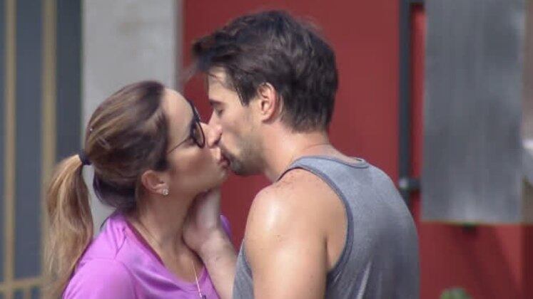 51 - Renata e Leandro aproveitaram um desses momentos e deram um beijão na Mansão Power! A dupla se emocionou com o ritmo sertanejo e trocou carinhos no meio da roda de música