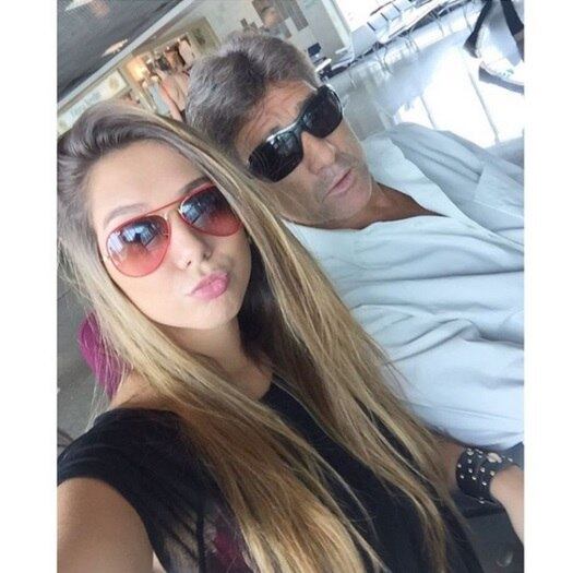 7— No saguão: Nem mesmo na tradicional selfie o treinador se deu bem. Em uma saguão de aeroporto, os dois fazem biquinho para a foto, mas Carol é quem brilha mais