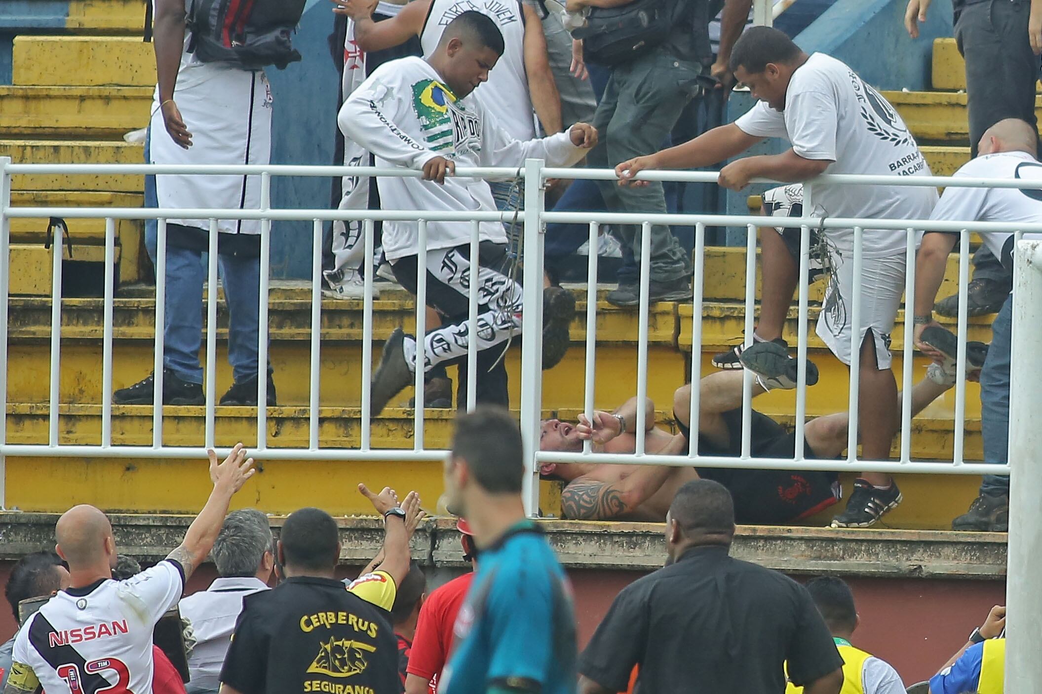 Aos 17 minutos de jogo, o árbitro interrompeu a partida por conta de uma
briga, que começou com torcedores do Vasco que invadiram a área
destinada aos atleticanos