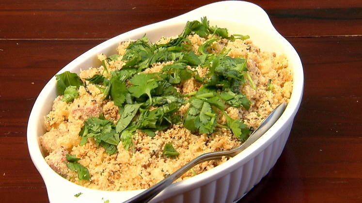 Quem não gosta de uma boa farofa para acompanhar a refeição? O Domingo Espetacular mostrou curiosidades no quadro Mitos e Verdades e agora você aprende como produzir esse acompanhamento nota dez! 

Farofa nordestina





Ingredientes
2 cebolas
grandes


1 cabeça de
alho


1/2 kg de
farinha de mandioca branca


300g de bacon


200g de
manteiga


Sal

 



Modo de preparo


Em uma panela ou
frigideira em fogo baixo, coloque a margarina, em seguida o bacon e deixa
fritar. Quando o bacon estiver dourado acrescente a cebola, mexa até dourar e
adicione coentro e alho. Mexa por 5 minutos. Coloque uma pitada de sal e mexa
por mais 4 minutos. Adicione farinha de mandioca e mexa até ficar úmida. Após 3
ou 4 minutos está pronta.