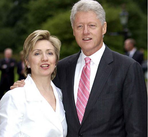 Mais uma vez o casal Bill e Hillary Clinton tem a Casa Branca em seu horizonte, com a confirmação da ex-primeira-dama como candidata oficial do Partido Democrata nas eleições de novembro. O ex-presidente e a ex-secretária de Estado, que pode se tornar a primeira mulher a ocupar o Salão Oval, carregam nas costas uma história de amor e ódio que chegou a dividir os Estados Unidos