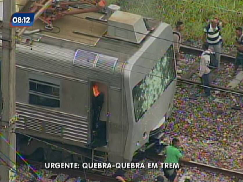 Passageiros atearam fogo e atiraram pedras na cabine do maquinista