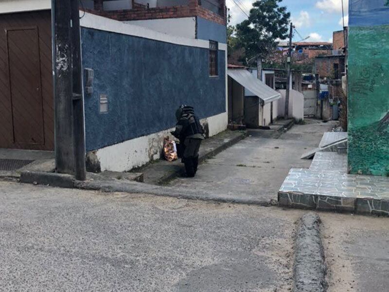 
Ainda de acordo com testemunhas, o pacote estava embrulhado em papel de presente e foi endereçado a um aluno da instituição