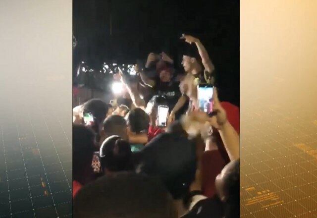 Ele foi conduzido até um pronto-socorro e posteriormente foi levado para a delegacia. Uma multidão de fãs comemoraram a saída do rapper da DP. Salvador aceitou falar com a equipe do Cidade Alerta sobre o caso