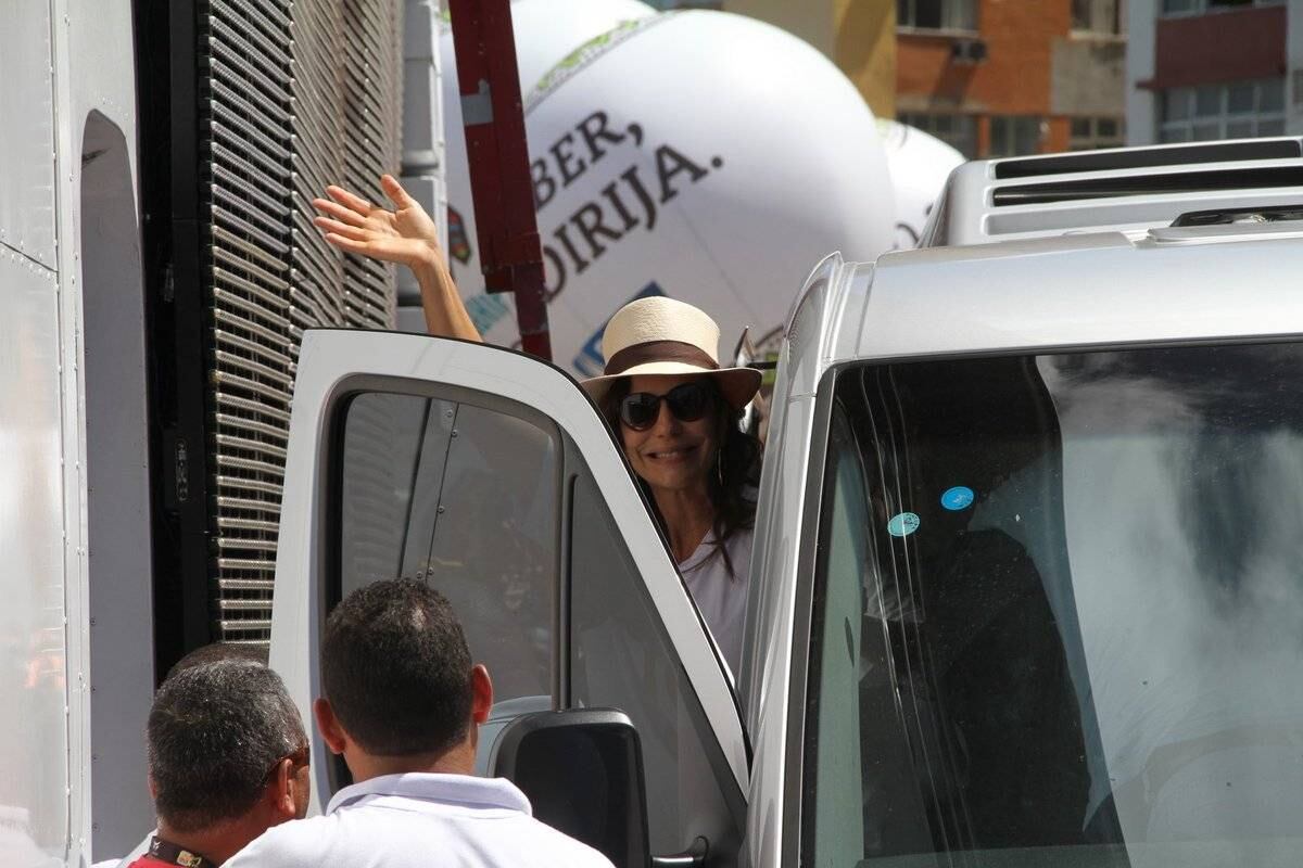 A cantora acenou para os fotógrafos