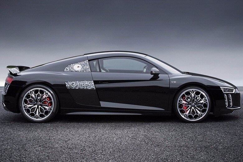 A personalização inclui os mínimos detalhes, como nas rodas, nas lâminas laterais, entradas de ar e aerofólio. A placa do R8 indica a cidade de Insomnia (insônia), a cidade da coroa e capital de Lucis, o reino que da origem ao nome do carro. Confira mais detalhes do Audi R8 Star of Lucis