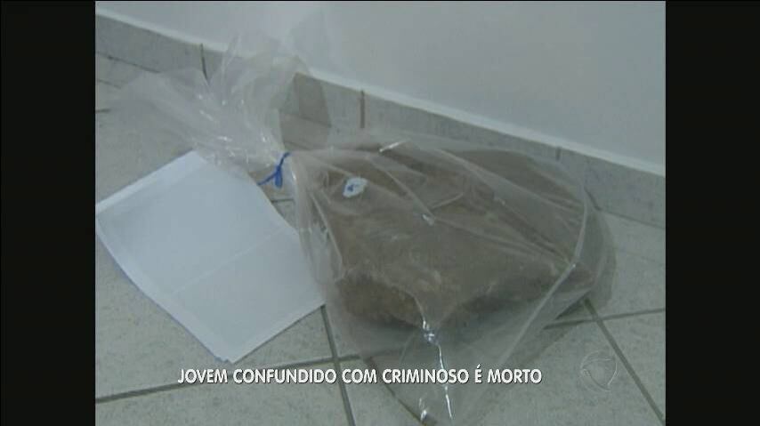 Júnior chegou a ficar internado, mas não resistiu aos ferimentos provocados por pedras como esta atiradas em sua cabeça
> Veja toda a programação da Record no R7 Play