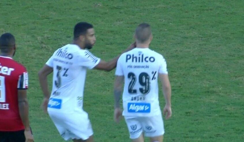 O atacante Eduardo Sasha brigou com o lateral Jorge, com direito a dedo na cara, no empate do Santos contra o São Paulo, em 1 a 1, pela 33ª rodada do Brasileiro. O camisa 27 ainda afirmou ter perdido o respeito pelo companheiro de defesa.