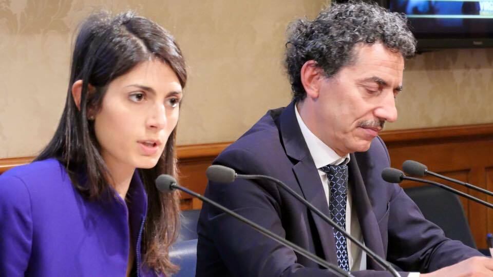 Durante sua campanha, a candidata chegou a fazer promessas consideradas bizarras pela imprensa, como a permuta nos mercados romanos, instalação de teleféricos na cidade e cobrança de impostos de ciganos. Ela também defende mudanças nas contas públicas e no débito da capital