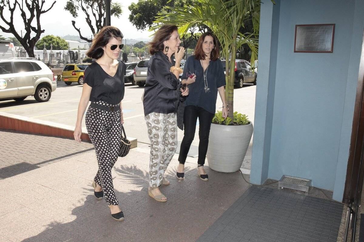 Amigos e parentes se despedem da jornalista Sandra Moreyra no Rio de Janeiro