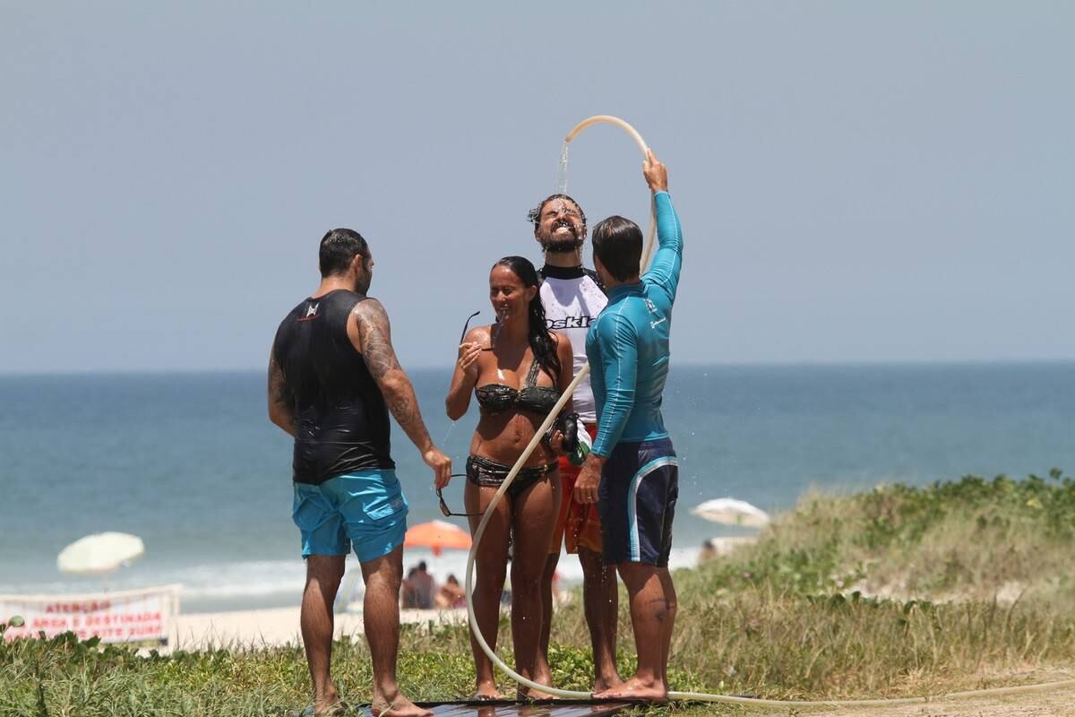 Bruno Gagliasso e Ricardo Pereira praticam stand up paddle na praia da Barra da Tijuca, no Rio