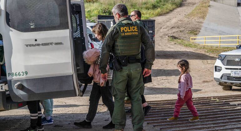 Crianças não recebem alimento e atendimento médico em centros de detenção de imigrantes dos EUA