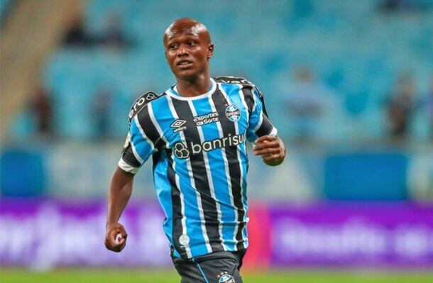 NATHAN FERNANDES - Fez o gol da vitória (golaço, aliás) e ainda teve outras boas jogadas. Com a lesão de Soteldo, deve ganhar espaço no Grêmio - Nota 7,5 - Lucas Uebel /Grêmio