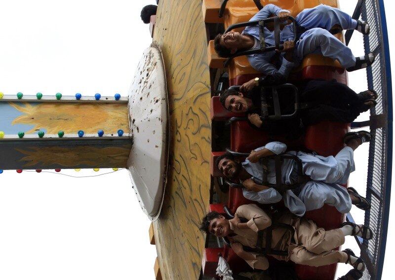 Muçulmanos brincam em parque
de diversões durante o feriado de Eid al Fitr no Paquistão