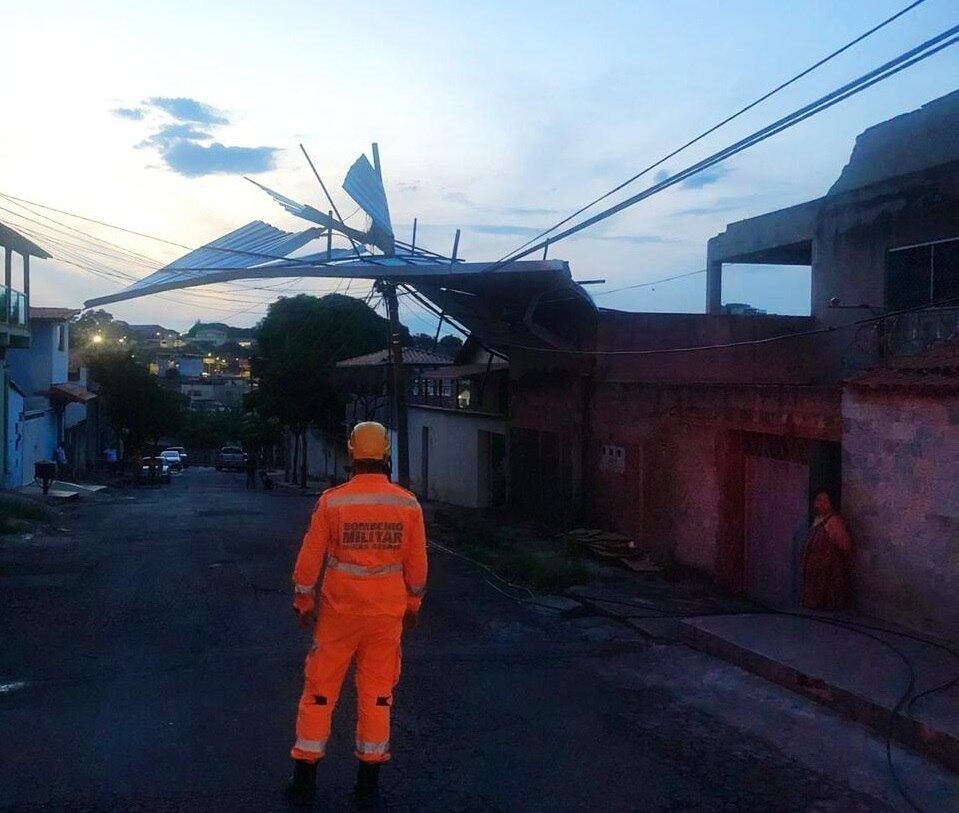 Telhado ficou pendurado nos fios da rede elétrica