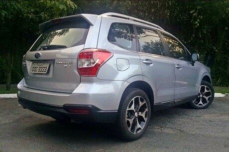 Câmera de ré atrás facilita para realizar manobras