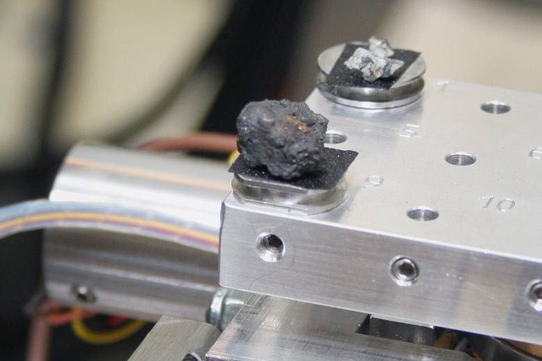 Segundo informações do jornal Daily News, alguns
entusiastas estimam que as pequenas rochas podem
chegar a valer cerca de R$ 4.300 (2.200
dólares) por grama.

Esse valor é mais de
40 vezes maior que o preço atual
do ouro

Leia mais sobre a caça ao tesouro
