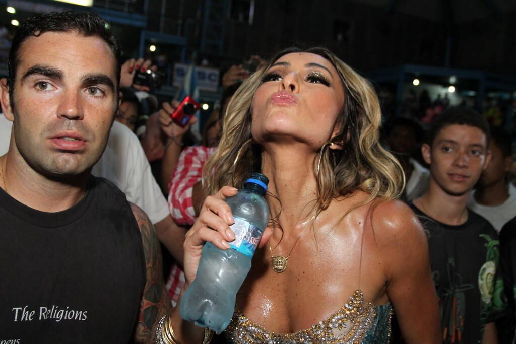Sabrina Sato comemora aniversário na quadra da Vila Isabel