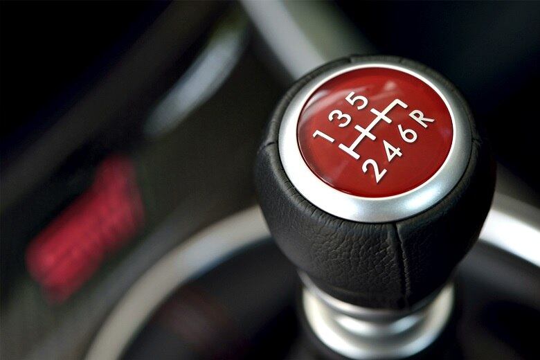 

O sistema de áudio é da Harman/Kardon e possui nove
alto-falantes — incluindo subwoofer — com 440 watts de potência e amplificador
com processador DSP. Na foto, o câmbio manual de seis marchas 



Saiba tudo sobre carros! Acesse www.r7.com/carros