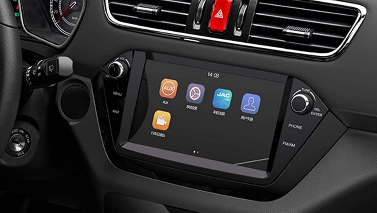 Multimídia do JAC T40 CVT com comandos coloridos e excesso de opções