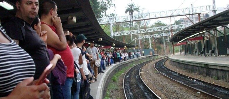 Os passageiros enfrentaram a lentidão da Linha 7-Rubi da CPTM nesta quinta-feira na zona norte de São Paulo