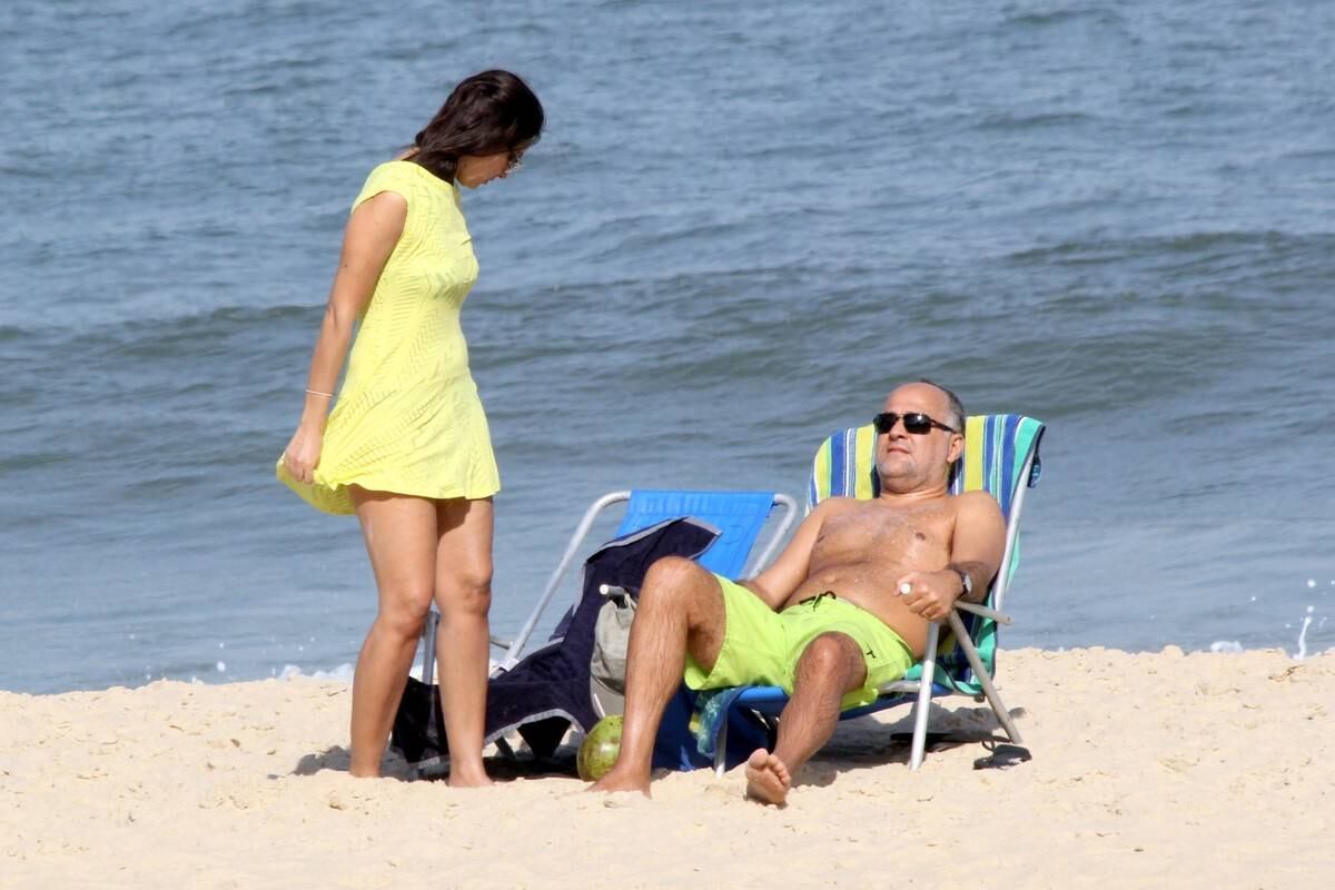Patrícia Poeta tira o dia para reforçar o bronzeado em praia do Rio