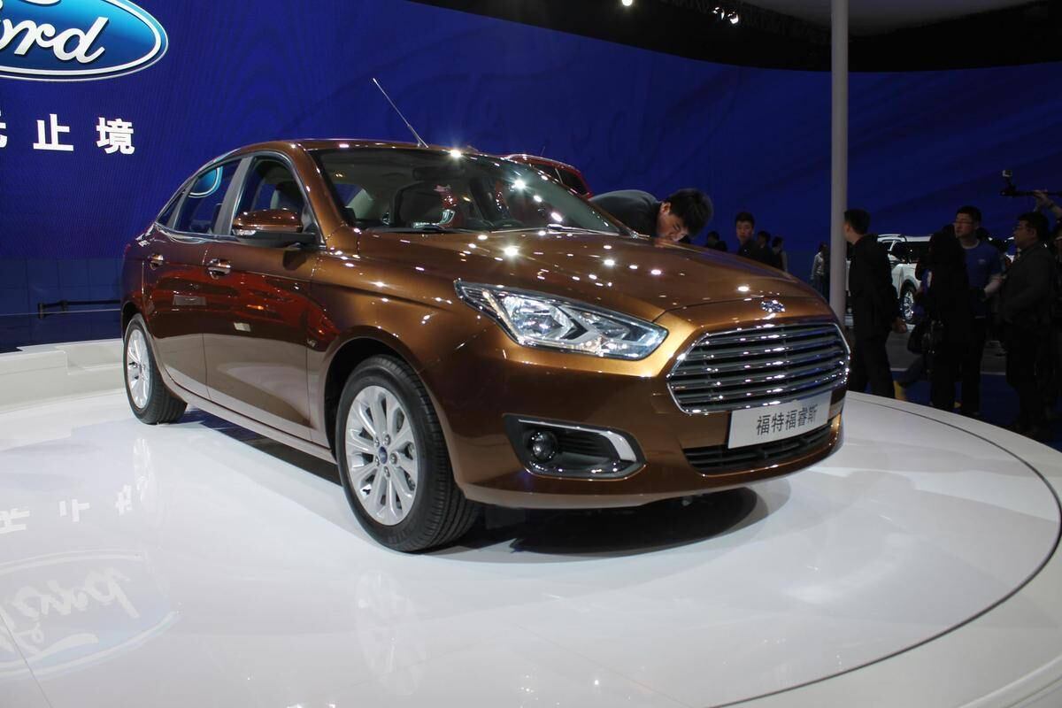 A Ford finalmente revelou a versão de produção do novo Escort. Mais de uma década depois de ter saído de linha, o compacto retorna para brigar com outro rival "das antigas": o Volkswagen Santana. Para isso, o modelo aposta em diversos truques para ficar mais barato. Veja mais sobre o modelo nas próximas fotos