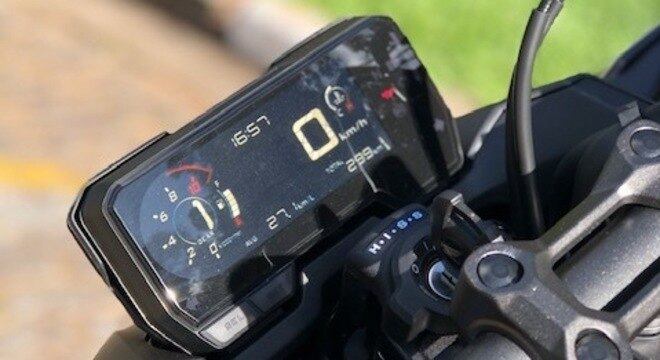 Painel horizontal é de LCD e há, finalmente, indicador de marcha além de computador de bordo