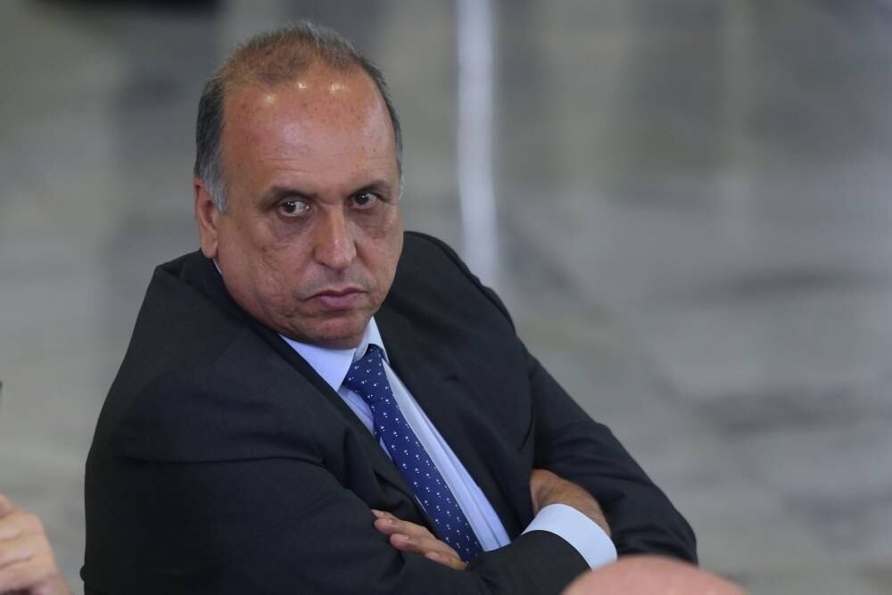 Após arrestos nas contas e protestos diários, o Governo do Estado informou, na sexta-feira (11), que os servidores da Educação começariam a ser pagos. Ele também informou que, após dois bloqueios das contas do governo pela União — que somavam R$ 310 milhões —, o Executivo conseguiu acessar hoje os recursos do Tesouro. Segundo a Secretaria Estadual de Fazenda, esses bloqueios — referentes ao não pagamento de duas parcelas de dívidas com a União — foram desfeitos na noite de quinta (10)