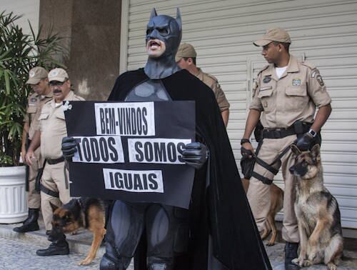 Até por volta das 17h30, o evento atraía mais jornalistas, policiais militares, guardas
municipais e seguranças particulares do que apoiadores. No
horário, cerca de 30 manifestantes e apoiadores estavam no
local, entre eles os homens fantasiados