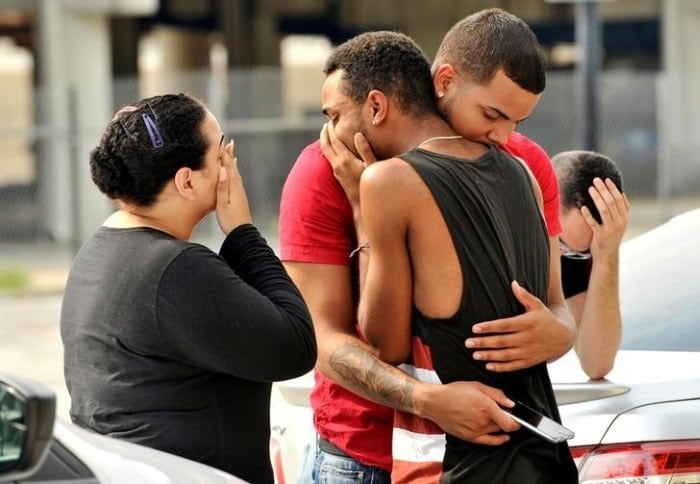 Amigos se abraçam após ataque a tiros em boate de Orlando, que deixou ao menos 50 mortos