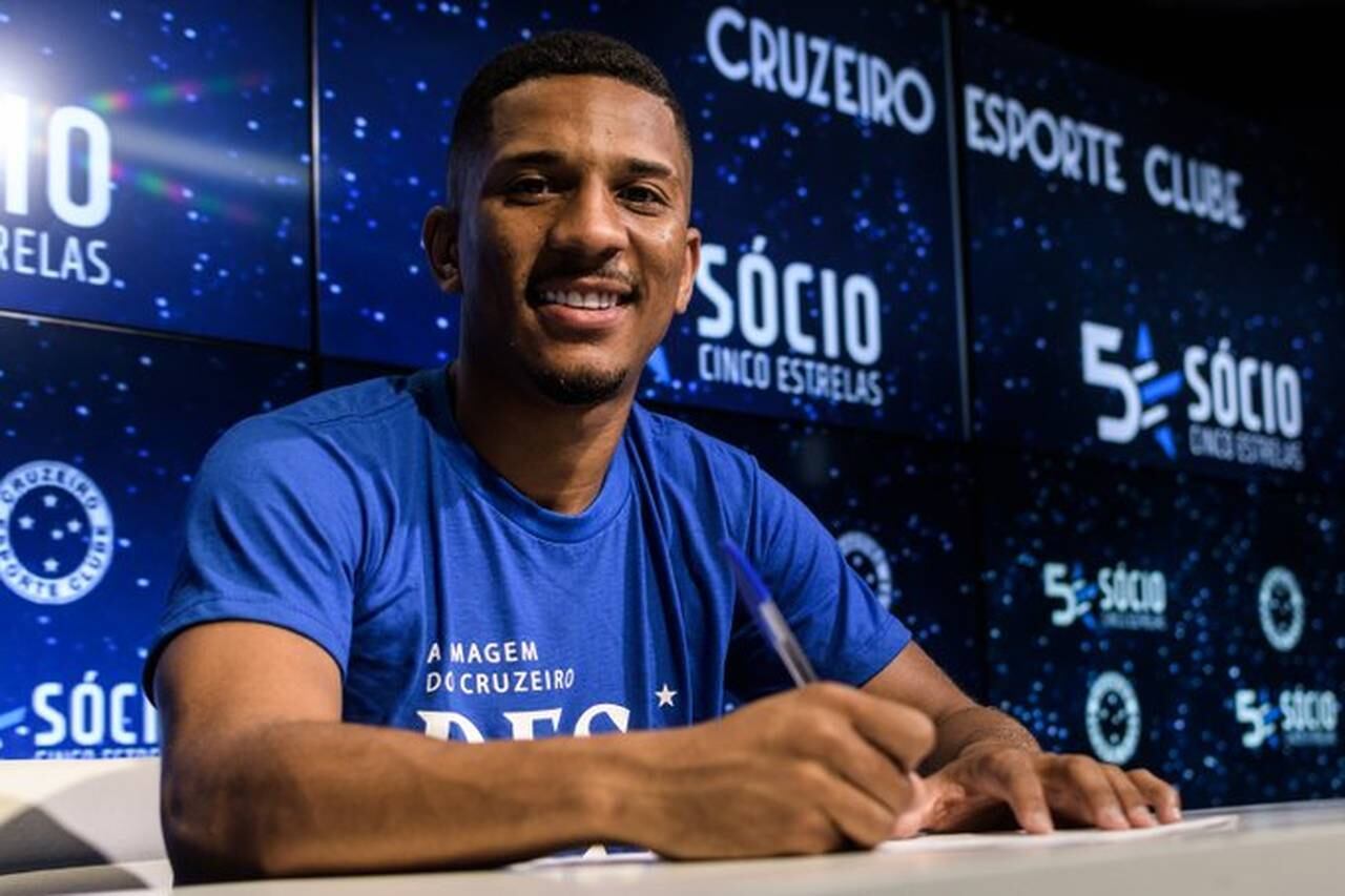 FECHADO - O Cabuloso também anunciou o atacante Matheus Davó, que tinha vínculo com o Corinthians e disputou a última Série B do Brasileiro pelo Bahia. Davó vem em definitivo para a Raposa e tem contrato válido até o fim de 2025.