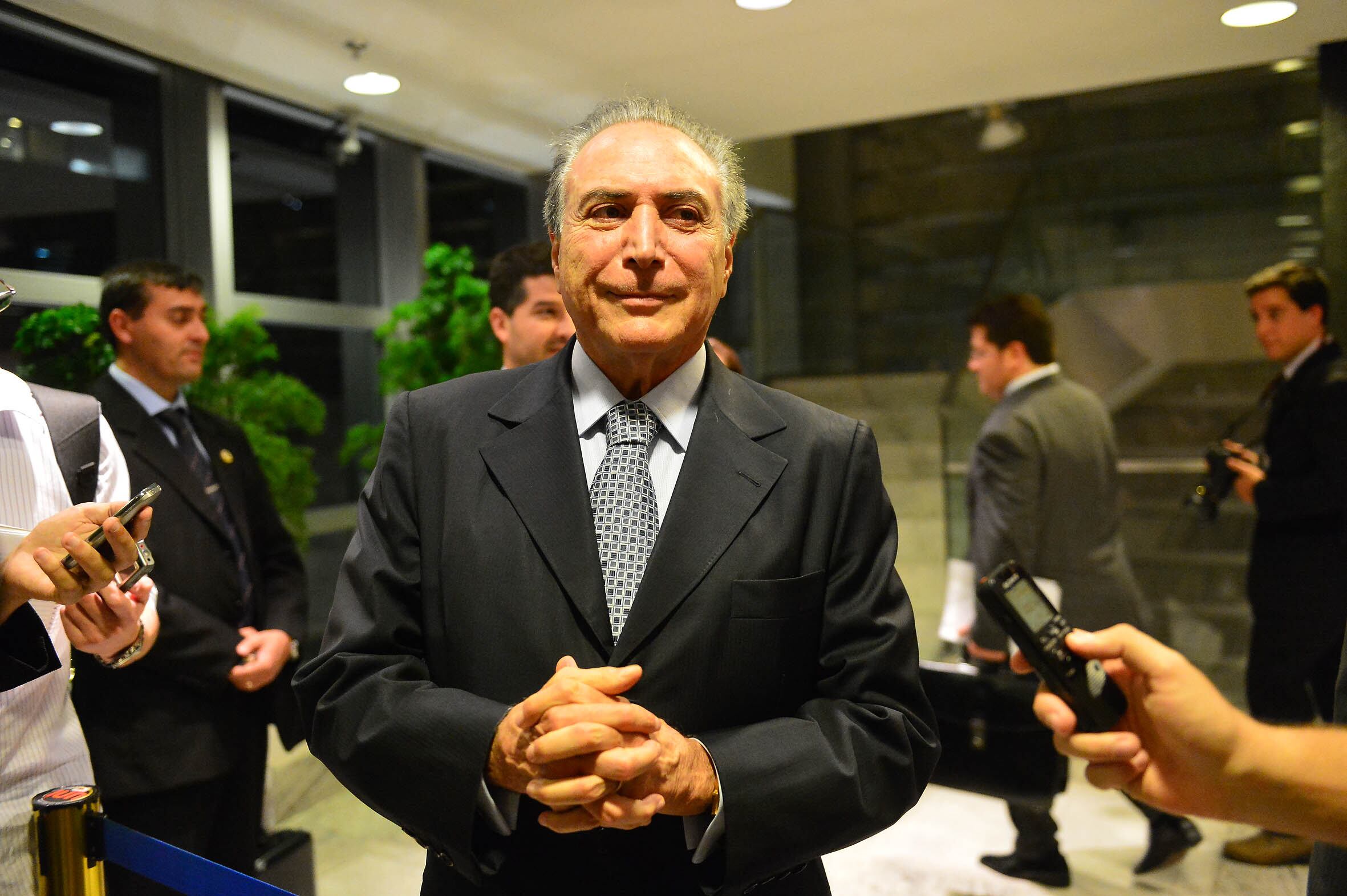 Os textos expõem suas emoções e histórias íntimas, transportando o leitor para um universo paralelo à vida política de Temer
Conheça a história de amor entre Temer e a musa da República, Marcela Temer
