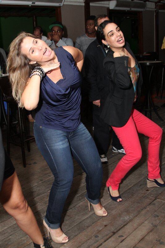 Toda
empolgada! Andréia Sorvetão se juntou a outros famosos e dançou a música Show
das Poderosas, de Anitta, durante o show Só Pra se Divertir, que aconteceu no
restaurante Espetto Carioca, no Rio, na noite de segunda-feira (26)