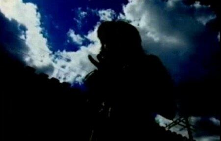 Menina passou a ser ameaçada e teve a casa apedrejada