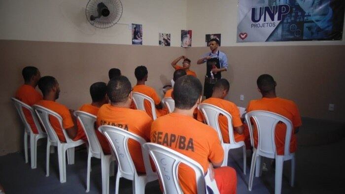 Detentos têm oportunidade de aprender uma profissão