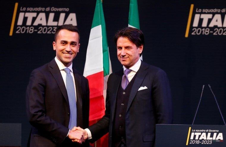 Luigi Di Maio (e) indicou Sergio Conte para premier