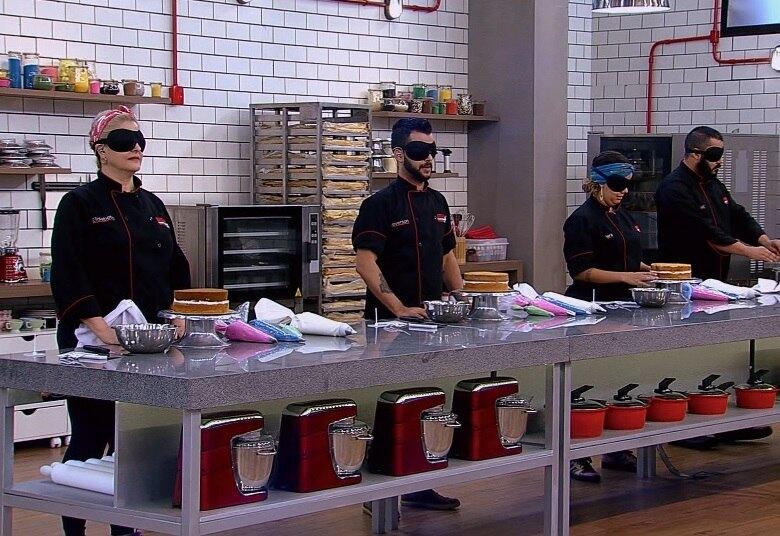 Logo depois, ele revela que os competidores terão que fazer o mesmo!