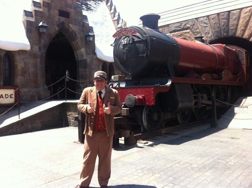 Na área do Harry Potter, o visitante se sente em Hogsmeade e pode comprar uma varinha do personagem que quiser por cerca de R$ 78,20 (US$ 34) ou tomar uma cerveja amanteigada, que nada mais é do que sorvete de baunilha batido, por R$ 10,92 (US$ 4,75)