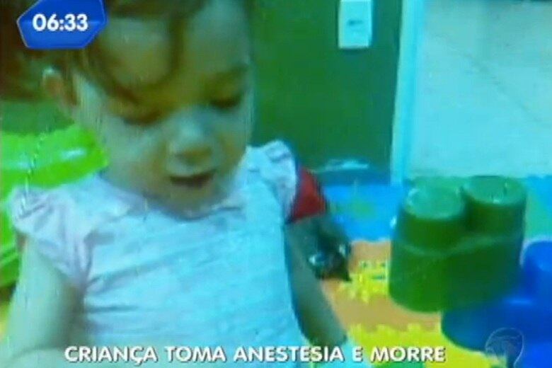 Segundo Viviane, o
médico pediu que ela saísse para anestesiar a criança. A mãe chegou a ver que
ele pegou a máscara anestésica, usada em crianças desta idade, mas acabou
usando uma injeção.  

— Não sei o que foi,
ele (o médico) não inalou. Eu sei que ele colocou um líquido, acho que é o líquido da
anestesia, na veia e deu nela. É um líquido branco, daí ela já apagou. Daí ele
falou: "Agora você não pode ficar mais aqui, agora você tem que sair"
