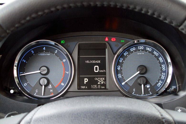 Essa preocupação com a elegância aparece no novo quadro de instrumentos das versões XEi e Altis. Estes usam o modelo da foto, com dois relógios com aros cromados e uma tela de LCD ao centro, onde são exibidos os dados de bordo. No Corolla GLi, versão de entrada, o painel é bem mais modesto, com três relógios e sem cromado e a tela.

Leia a avaliação completa

Saiba tudo sobre carros! Acesse R7.com/carros