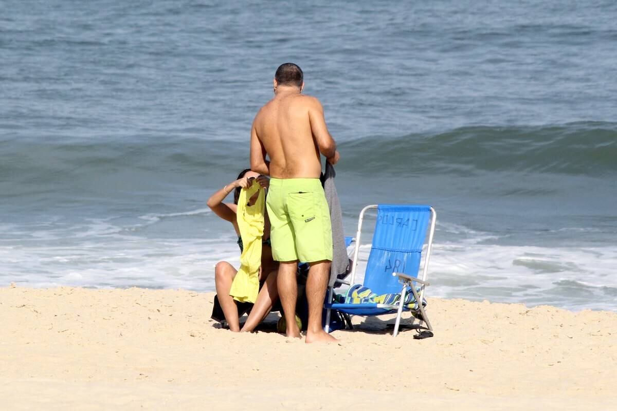 Patrícia Poeta tira o dia para reforçar o bronzeado em praia do Rio